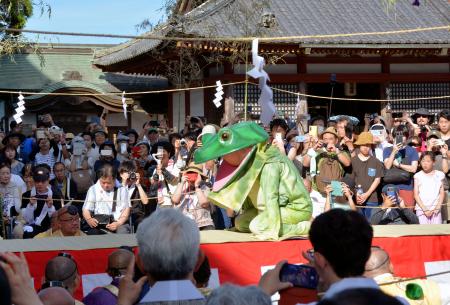 　金峯山寺蔵王堂で行われた伝統の奇祭「蓮華会・蛙飛び行事」＝７日午後、奈良県吉野町