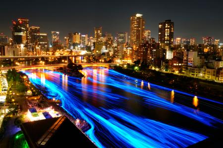 　大阪市中心部を流れる大川を彩るＬＥＤの青い光跡＝７日夜（長時間露光）