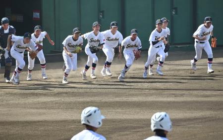 　全国高校野球選手権大会の西東京大会で、初戦に臨む都立青鳥特別支援学校の選手たち＝７日、八王子市