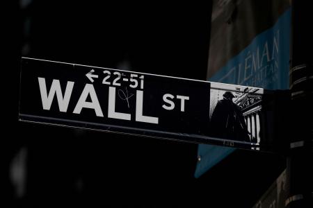 　金融街「ウォール・ストリート」の標識＝ニューヨーク（ロイター＝共同）