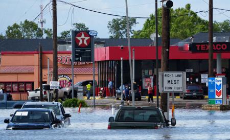 　８日、米テキサス州ヒューストンで、ハリケーン「ベリル」の影響で水没した車（ロイター＝共同）