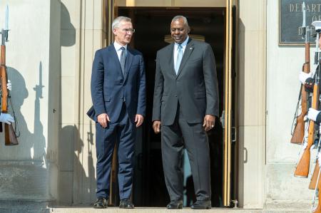 　８日、ワシントン近郊の国防総省を訪れたＮＡＴＯのストルテンベルグ事務総長（左）を迎えるオースティン米国防長官（ＡＰ＝共同）