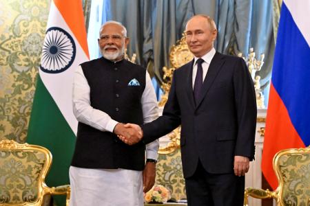 　９日、モスクワのクレムリンでの会談で握手するインドのモディ首相（左）とロシアのプーチン大統領（ロイター＝共同）