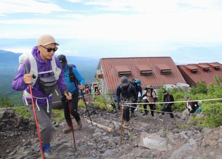 　富士山の静岡県側登山道が開通し、富士宮ルートの６合目を登る登山客ら＝１０日午前、静岡県富士宮市