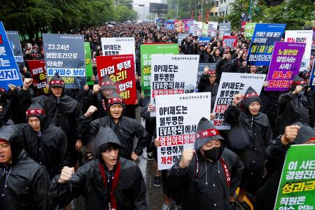 　プラカードを掲げる韓国サムスン電子の労働組合メンバーら＝８日、ソウル近郊（ロイター＝共同）