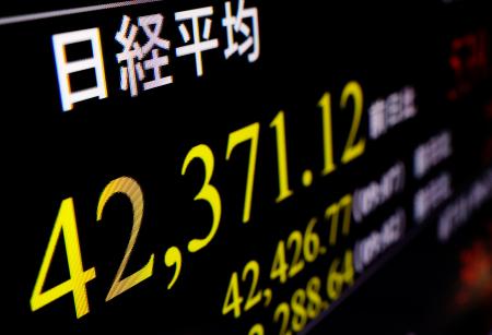 　一時４万２０００円を上回った日経平均株価を示すモニター＝１１日午前、東京・東新橋