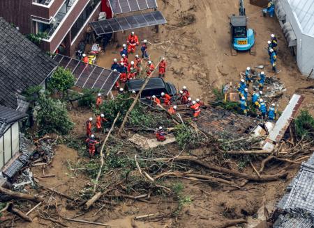 　松山市で発生した土砂崩れの現場＝１２日午前１０時１８分（共同通信社ヘリから）