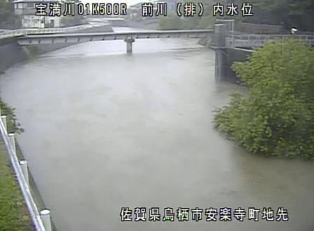 　大雨の影響で増水した、佐賀県鳥栖市の宝満川のライブカメラ映像＝１５日早朝（国交省提供）