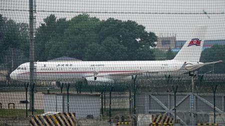 　北京首都国際空港に駐機する高麗航空機＝１５日（共同）