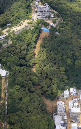 　松山城（上）がある山の斜面で発生した土砂崩れ現場＝１２日、松山市