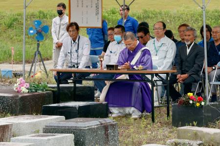 　東日本大震災で津波に流された後、集積されていた墓石などを供養する僧侶＝１６日午前、福島県双葉町