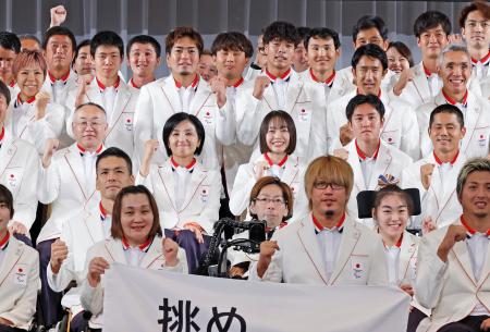 　パリ・パラリンピック日本選手団の結団式で記念写真に納まる田口亜希団長（３列目左から２人目）ら＝１６日午後、東京都内のホテル