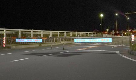 　ゲートで夜間閉鎖された「江の島大橋」の出入り口＝１５日、神奈川県藤沢市