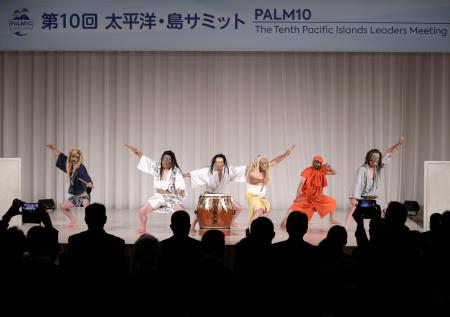 　太平洋・島サミットの歓迎レセプションで「御陣乗太鼓」を演奏する和太鼓グループ＝１６日午後、東京都内のホテル
