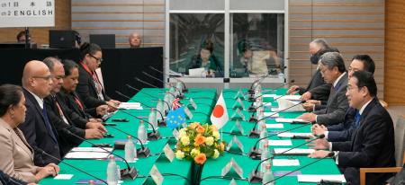 　ツバルのテオ首相（左から２人目）と会談する岸田首相（右端）＝１６日午後、首相官邸