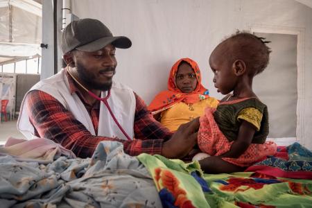 　スーダン国境に近いチャド国内で診察を受けるスーダンの子ども＝４月（ＡＰ＝共同）