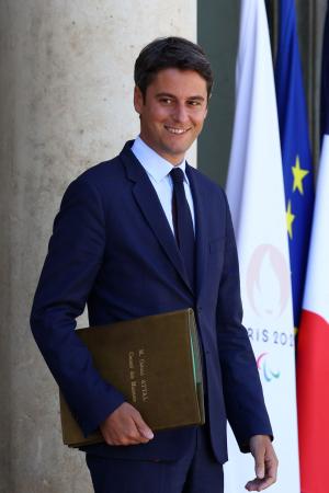 　１６日、パリの大統領府を後にするアタル首相（ロイター＝共同）