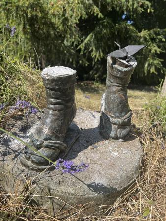 　米ワシントン州シアトルの公園で、足首から上がなくなった、佐々木禎子さんをモデルにした銅像＝１２日（コリーン・キムジーラブ提供・共同）