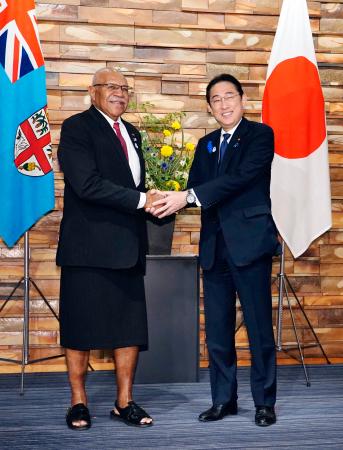 　フィジーのランブカ首相（左）と握手する岸田首相＝１７日午前、首相官邸