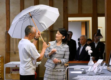 　岐阜県美濃市の古民家ホテルで、美濃和紙を使った傘の説明を受けられる秋篠宮妃紀子さま＝１７日午後