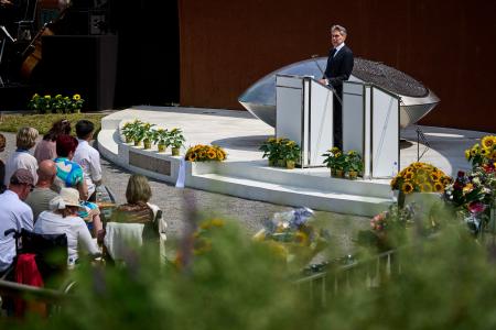 　１７日、マレーシア航空機撃墜事件の追悼式典で演説するオランダのスホーフ首相＝アムステルダム近郊（ＡＰ＝共同）