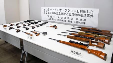 　押収された準空気銃など＝１８日午前、警視庁赤坂署