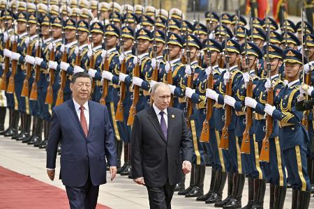 　ロシアのプーチン大統領（右）と中国の習近平国家主席＝５月、北京（ロイター＝共同）
