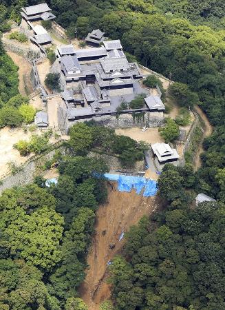 　土砂崩れが発生した松山城付近の斜面＝１２日