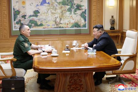 　ロシアのクリボルチコ国防次官（左）と会談する北朝鮮の金正恩朝鮮労働党総書記＝１８日、平壌（朝鮮中央通信＝共同）