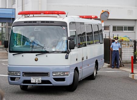 　送検のため愛知県警春日井署を出る、島崎みなみ容疑者を乗せた車＝１９日午前