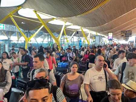 　１９日、マイクロソフトのシステム障害発生を受け、乗客らで混雑するスペイン・マドリードの空港（ロイター＝共同）