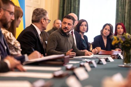 　英国の閣僚を前に発言するウクライナのゼレンスキー大統領（中央）＝１９日、ロンドン（ロイター＝共同）
