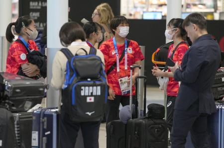 　シャルル・ドゴール空港に到着したパリ五輪体操女子日本代表。（左から）岸里奈、中村遥香、牛奥小羽、岡村真＝パリ郊外（共同）