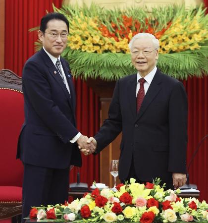 　２０２２年、グエン・フー・チョン氏（右）と握手する岸田首相＝ハノイ