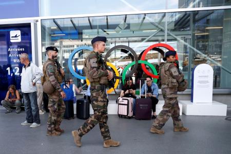 　フランスのオルリ空港でパトロールする軍の兵士＝１９日（ロイター＝共同）