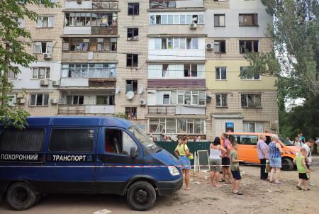 　１９日、ロシアのミサイル攻撃を受けたウクライナ南部ミコライウの住宅地に集まる人々（ロイター＝共同）