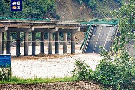 　豪雨の影響で崩落した中国陝西省商洛市の高速道路の橋（中国国営中央テレビ電子版から、共同）