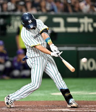 　ヤマハ戦の８回、明治安田・中川がコールド勝ちとなる満塁本塁打を放つ＝東京ドーム