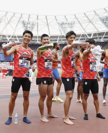 　男子４００メートルリレーで優勝した日本。右から坂井隆一郎、柳田大輝、桐生祥秀、上山紘輝＝２０日、ロンドン（共同）