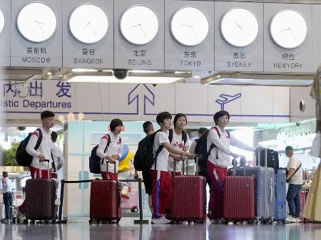　パリ五輪に出場するため、経由地の北京の空港を出発する北朝鮮の代表選手団＝２０日