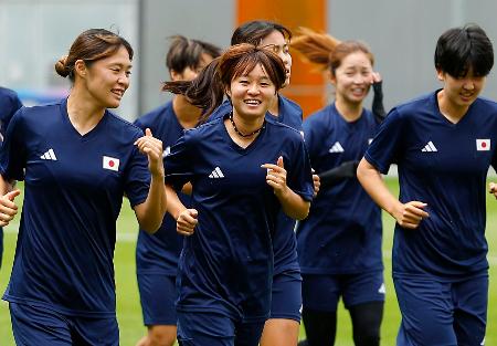 　スペイン戦に向け、汗を流すサッカー女子日本代表の宮沢（左から２人目）＝ナント（共同）