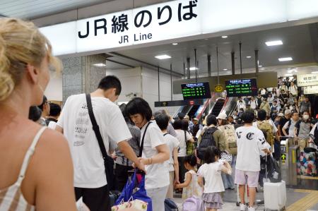 　ＪＲ浜松駅で名古屋方面行きの在来線に乗り換えるため、列に並ぶ利用客＝２２日午後