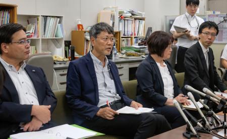 　記者会見する奈良県立大の関係者ら＝２２日午後、県庁