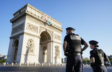 　凱旋（がいせん）門付近で警備に当たる警察官＝２２日、パリ（共同）