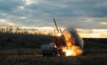 　高機動ロケット砲システム「ハイマース」＝２０２３年１２月、ウクライナ（ゲッティ＝共同）