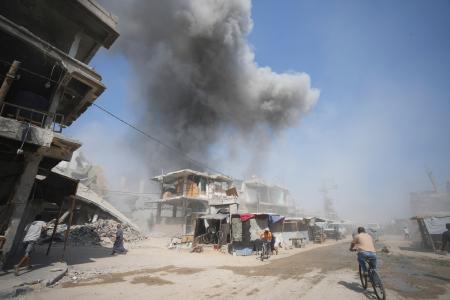 　２２日、ガザ地区南部ハンユニスで、イスラエル軍の空爆によって立ち上る煙（ＡＰ＝共同）