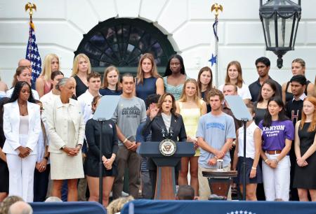 　２２日、米ホワイトハウスでイベントに参加したハリス副大統領（前列中央）＝ワシントン（共同）