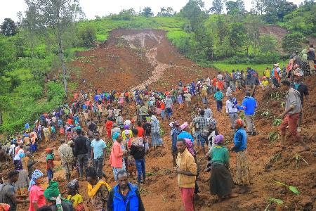 　２２日、エチオピア南部ゴファの地滑り現場に集まった何百人もの人たち（ゴファ地区政府広報局提供・ＡＰ＝共同）