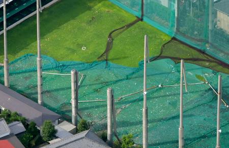 　ネットを支える柱が折れた埼玉県志木市のゴルフ練習場。突風の影響とみられる＝２４日午後４時５分（共同通信社ヘリから）