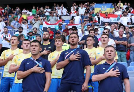　サッカー男子１次リーグでイラクとの初戦に臨むウクライナの選手たち＝２４日（ロイター＝共同）